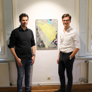 Der Künstler Ansgar Silies (li) zusammen mit Franzisko Vogel vor dem Exponat mit dem Titel Schattenhaus